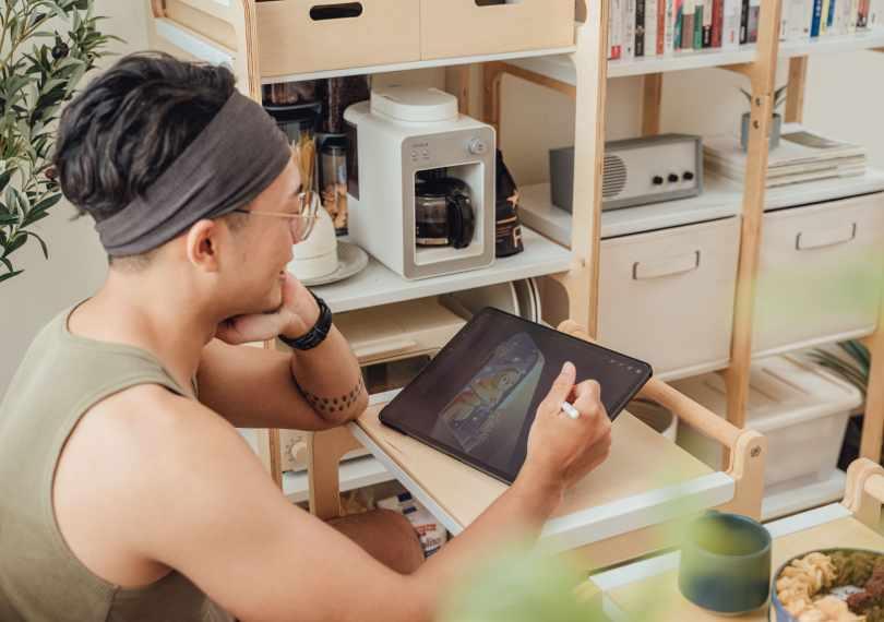 似颜绘画家李白|不再是街头,这次是我家的故事 内容图5 女神网-大潮社TV实时追踪属于女人新资讯的综合网站! 似颜绘画家李白|不再是街头,这次是我家的故事 新学堂 图5张