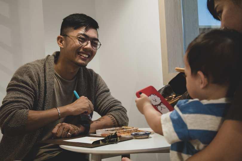 似颜绘画家李白|不再是街头,这次是我家的故事 内容图3 女神网-大潮社TV实时追踪属于女人新资讯的综合网站! 似颜绘画家李白|不再是街头,这次是我家的故事 新学堂 图3张