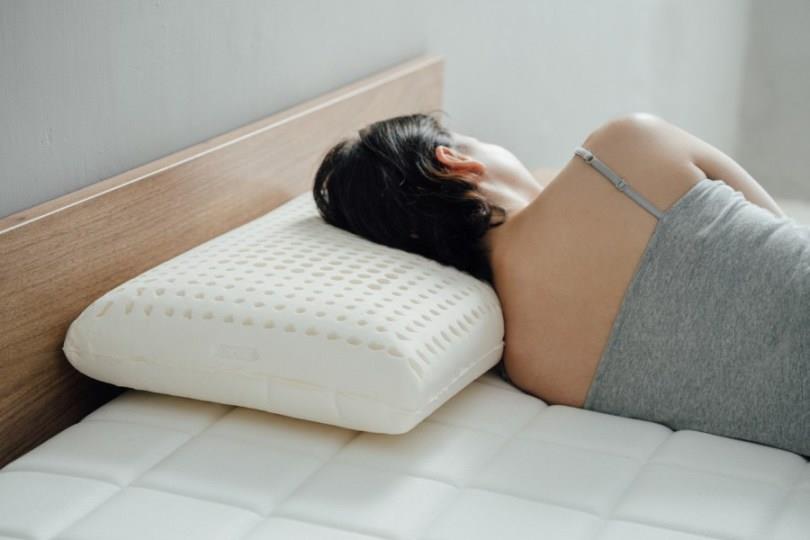 5 种枕头材质一次分析！快找出你的命定枕，躺好躺满一整晚 | 女神网 乐生活 图1张