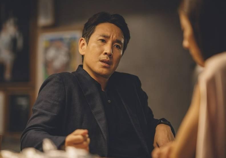 用 3 部影剧一同追忆李善均演员，致永远璀璨且炽热的暖心大叔 新学堂 图3张