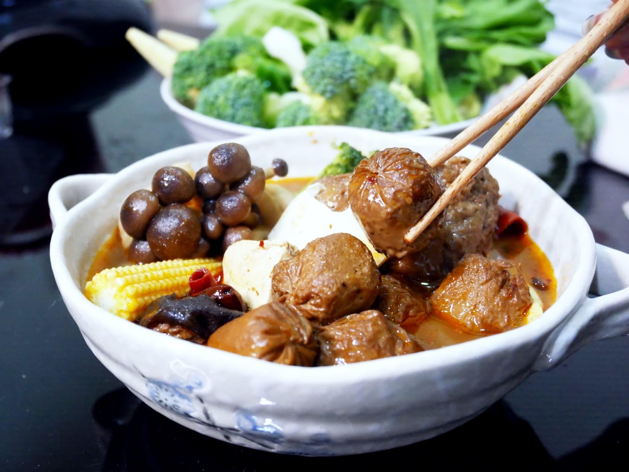 茹素者有福啦！围炉新选项：超香 18 香辣锅+厚实素米血，颠覆你对素食的想像 乐生活 图1张