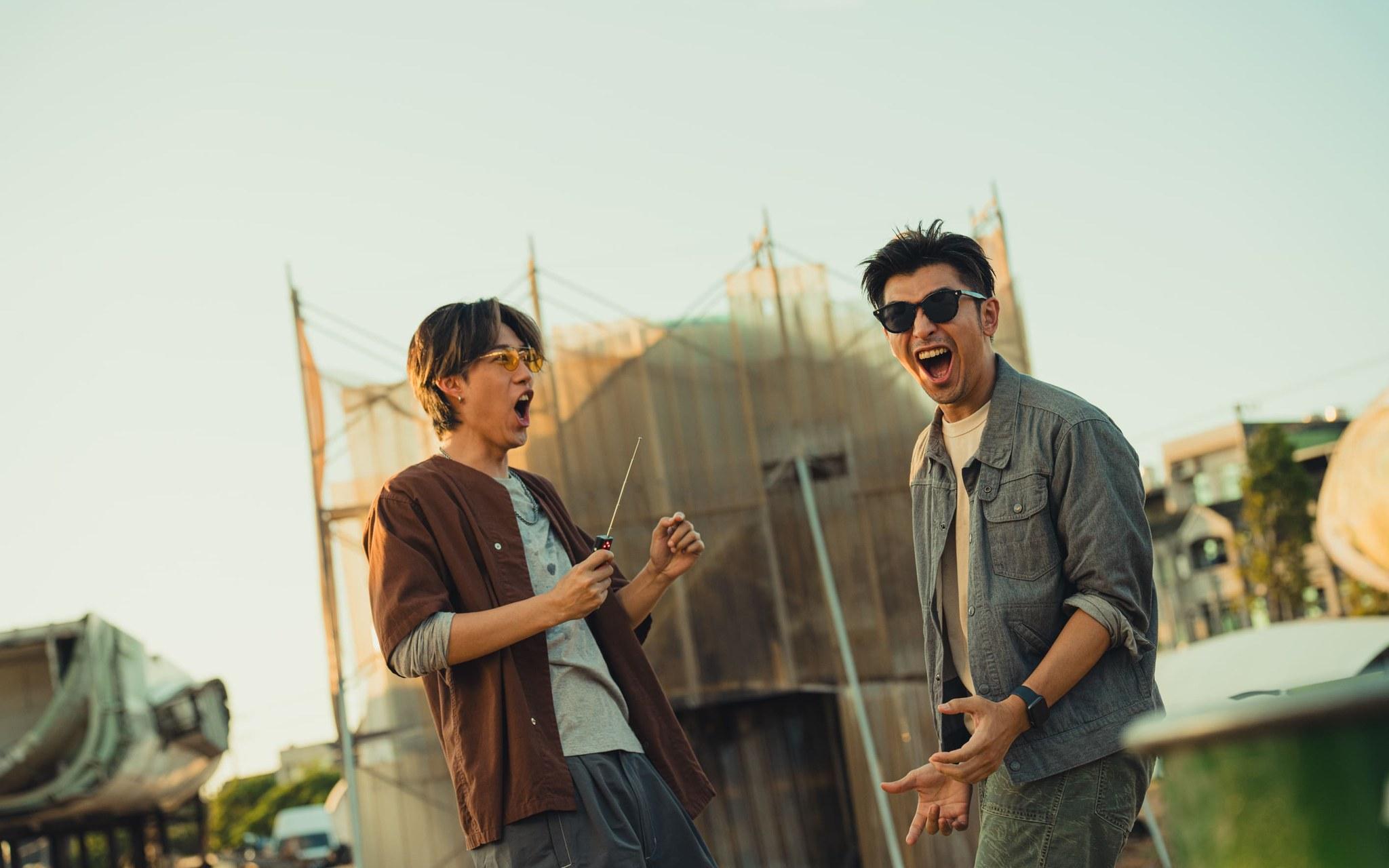 龙年贺岁动作喜剧《还钱》:抢钱容易还钱难?用老套情节堆出台式经典! 内容图2 女神网-大潮社TV实时追踪属于女人新资讯的综合网站! 龙年贺岁动作喜剧《还钱》:抢钱容易还钱难?用老套情节堆出台式经典! 新学堂 图2张