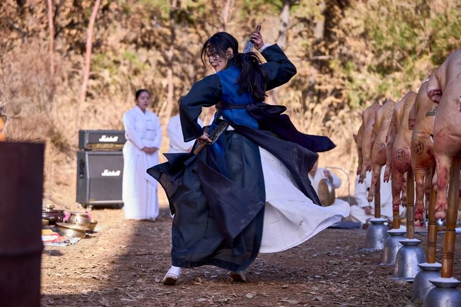 《破墓》：金高银、李到𬀪化身巫觋，韩国现象级恐怖片揭露最纯粹的恶意 新学堂 图1张