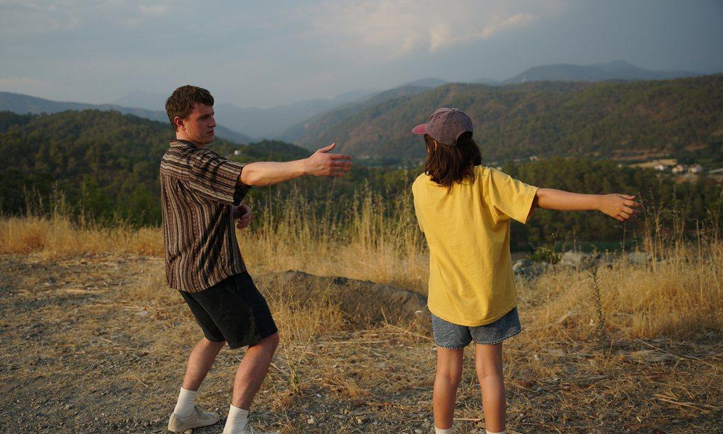 “It's nice we share the same sky.”《日丽》:承载遗憾,试着走出自己的疗愈之路 内容图2 女神网-大潮社TV实时追踪属于女人新资讯的综合网站! “It's nice we share the same sky.”《日丽》:承载遗憾,试着走出自己的疗愈之路 新学堂 图2张