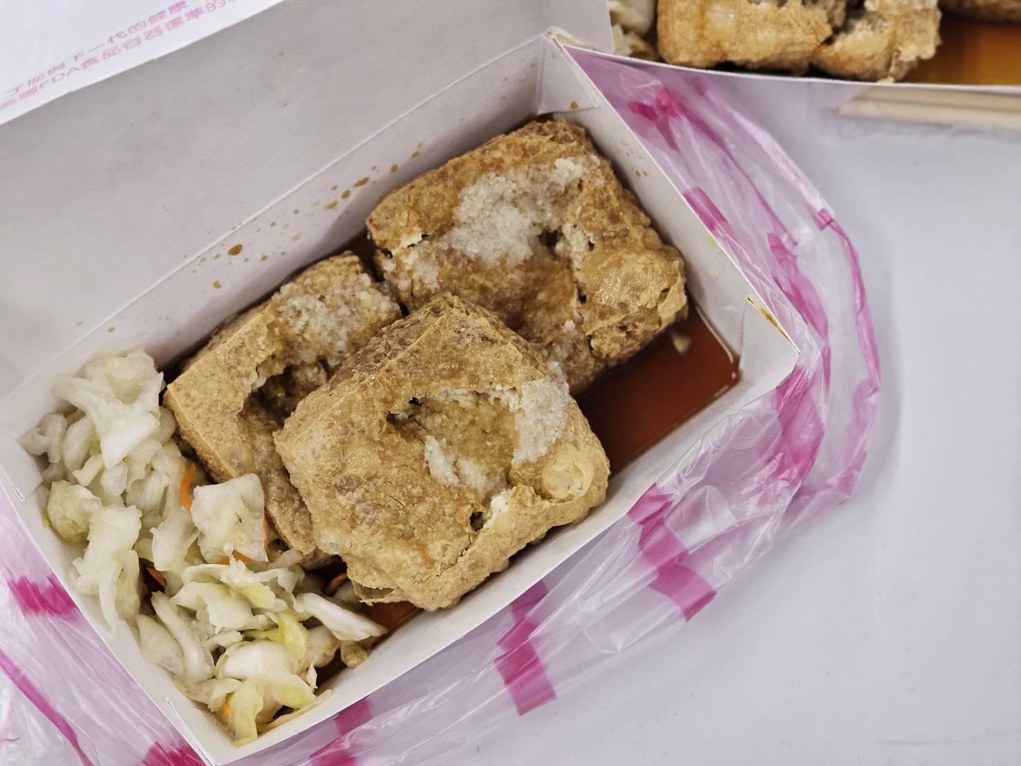 乐华夜市 5 个人气美食推荐：爆汁臭豆腐、隐藏口味薄脆葱油饼……，还有超夯热呼呼梅花糕 乐生活 图1张