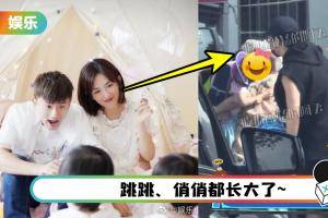 张杰、谢娜同框接双胞胎女儿放学！ 她抱女儿摇摆…画面超有爱