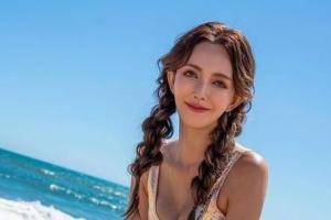 泳衣尺寸太小了！拐拐浑圆“南北半球”包不住　美胸辣晕网