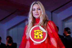 正面全透视！大咖女星“超狂美胸溢出”穿高衩裙抬腿全看光