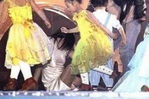 赵薇当年舞台上被泼粪…真相曝光“被卖还帮数钱”