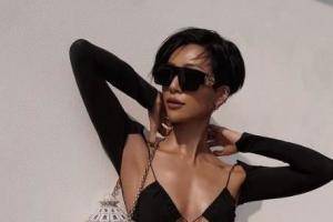 最火辣！正妹穿高衩泳装“露南半球”开箱iPhone13