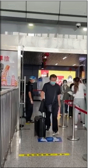井柏然机场被曝耍大牌！ 被要求脱帽测体温...转身怒瞪保安 娱乐资讯 图1张