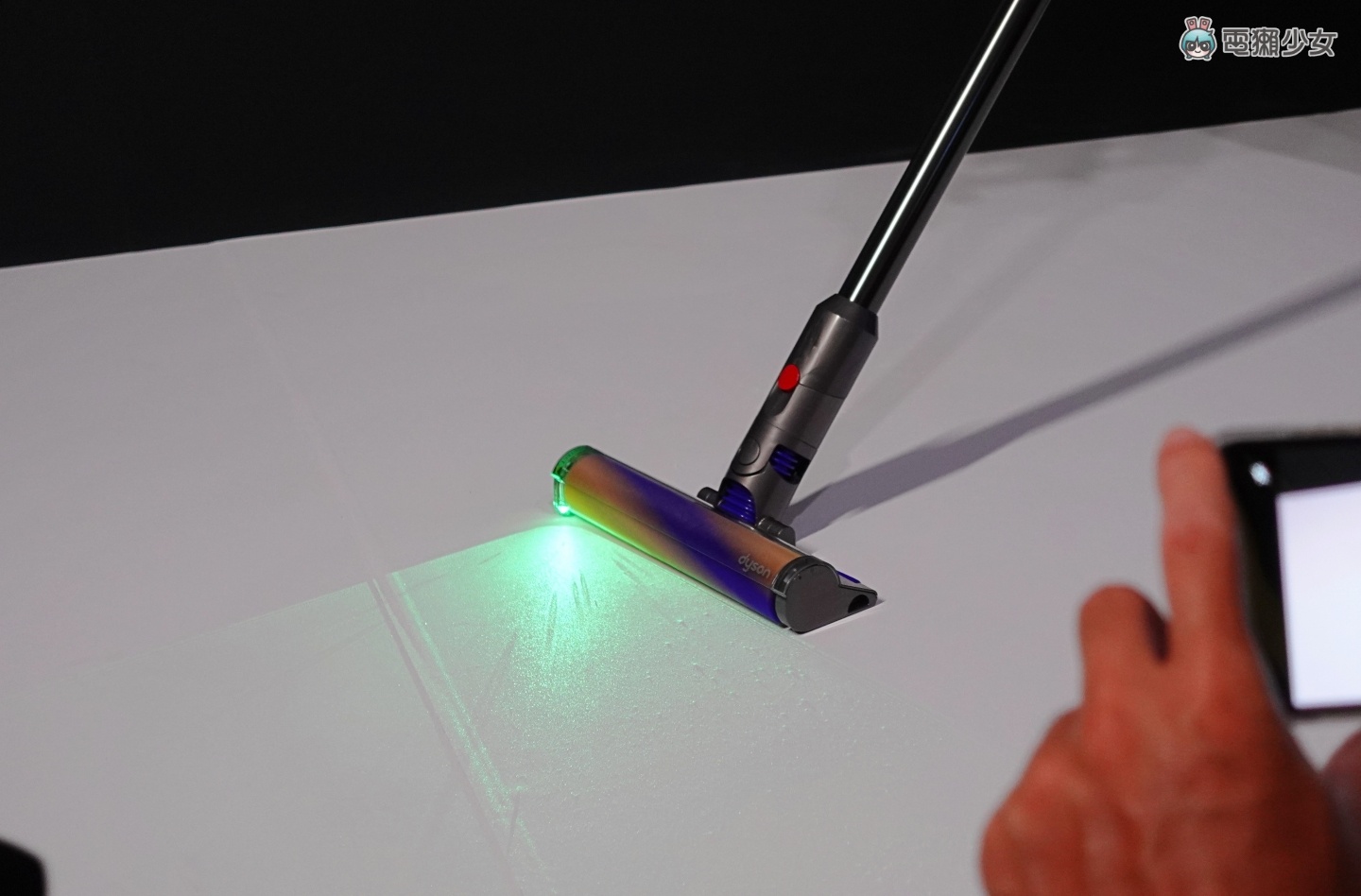 出门|Dyson V12 Detect Slim 手持吸尘器正式登台!雷射侦测、声学感应及灰尘分类统计 三大功能有感升级! 内容图2 潮品文-大潮社旗下实时最新热点娱乐时尚数码等新闻资讯网站! 出门|Dyson V12 Detect Slim 手持吸尘器正式登台!雷射侦测、声学感应及灰尘分类统计 三大功能有感升级!