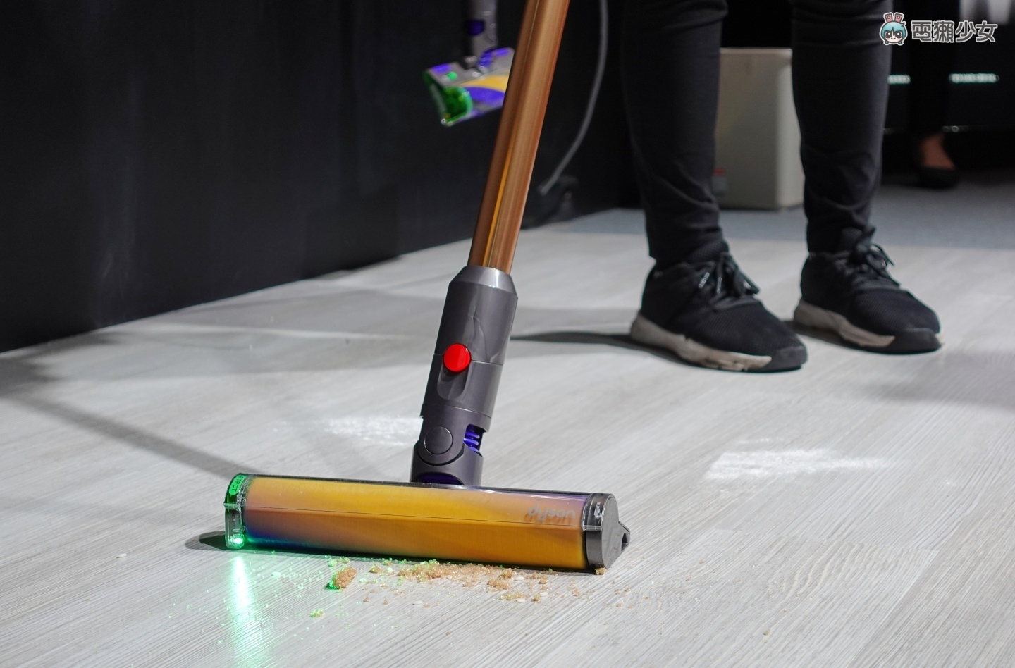 出门|Dyson V12 Detect Slim 手持吸尘器正式登台!雷射侦测、声学感应及灰尘分类统计 三大功能有感升级! 内容图9 潮品文-大潮社旗下实时最新热点娱乐时尚数码等新闻资讯网站! 出门|Dyson V12 Detect Slim 手持吸尘器正式登台!雷射侦测、声学感应及灰尘分类统计 三大功能有感升级!