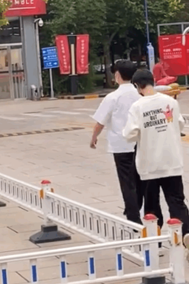 丁程鑫北电报到 由学长焉栩嘉接入校！一张图证明：快速融入校园生活~ 娱乐资讯 图2张