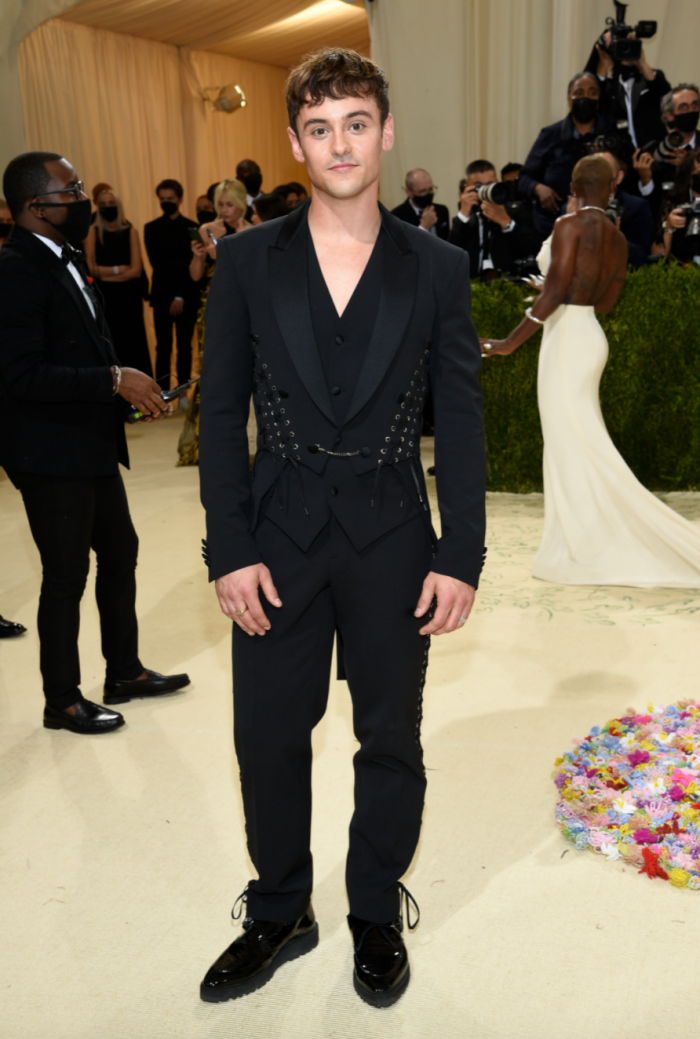 Style｜Tom Daley去到Met Gala还在打毛线？穿Moschino亮相红毯！ 更多热点 图2张