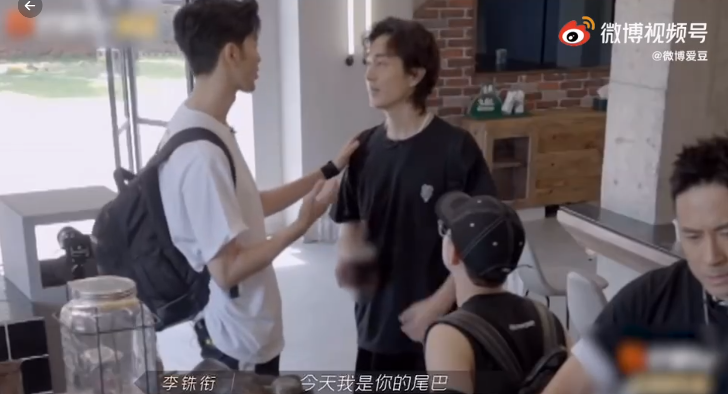 果然是小尾巴！ 戚薇、李承铉一家现身环球影城...James紧相随 娱乐资讯 图1张