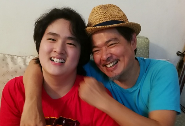马来西亚视帝误吞瓶盖环扣！急救时咳到半跪地...险窒息送命 娱乐资讯 图1张