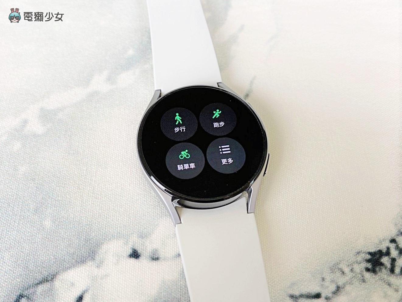 开箱|超进化!三星 Galaxy Watch4 系列 可以下载 App 好方便!同场加映三星 Galaxy Buds2 开箱 内容图21 潮品文-大潮社旗下实时最新热点娱乐时尚数码等新闻资讯网站! 开箱|超进化!三星 Galaxy Watch4 系列 可以下载 App 好方便!同场加映三星 Galaxy Buds2 开箱