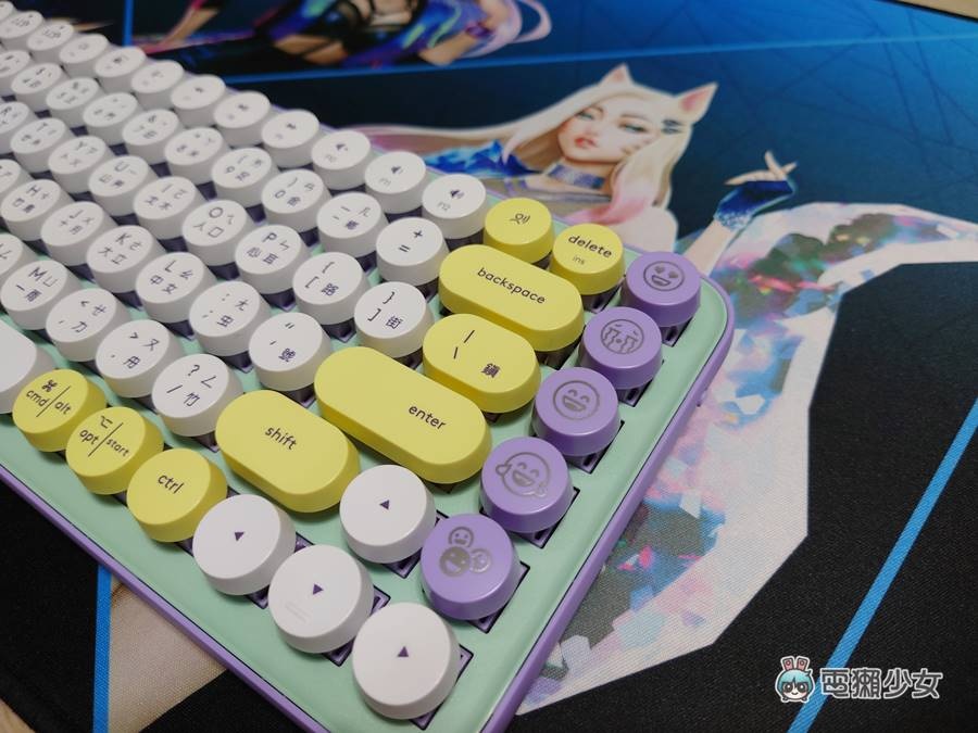 开箱|手机、平板都能同时连线!罗技大胆配色 POP KEYS 充满表情符号的无线机械键盘世界 内容图4 潮品文-大潮社旗下实时最新热点娱乐时尚数码等新闻资讯网站! 开箱|手机、平板都能同时连线!罗技大胆配色 POP KEYS 充满表情符号的无线机械键盘世界