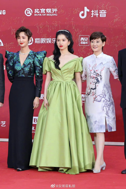 【北影节开幕】红毯比美！周冬雨低胸礼服现身...不敌Angelababy胸前大爱心抢眼 娱乐资讯 图7张
