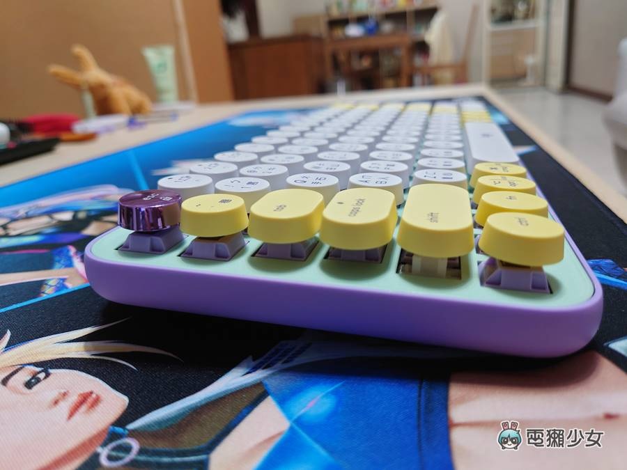 开箱|手机、平板都能同时连线!罗技大胆配色 POP KEYS 充满表情符号的无线机械键盘世界 内容图2 潮品文-大潮社旗下实时最新热点娱乐时尚数码等新闻资讯网站! 开箱|手机、平板都能同时连线!罗技大胆配色 POP KEYS 充满表情符号的无线机械键盘世界