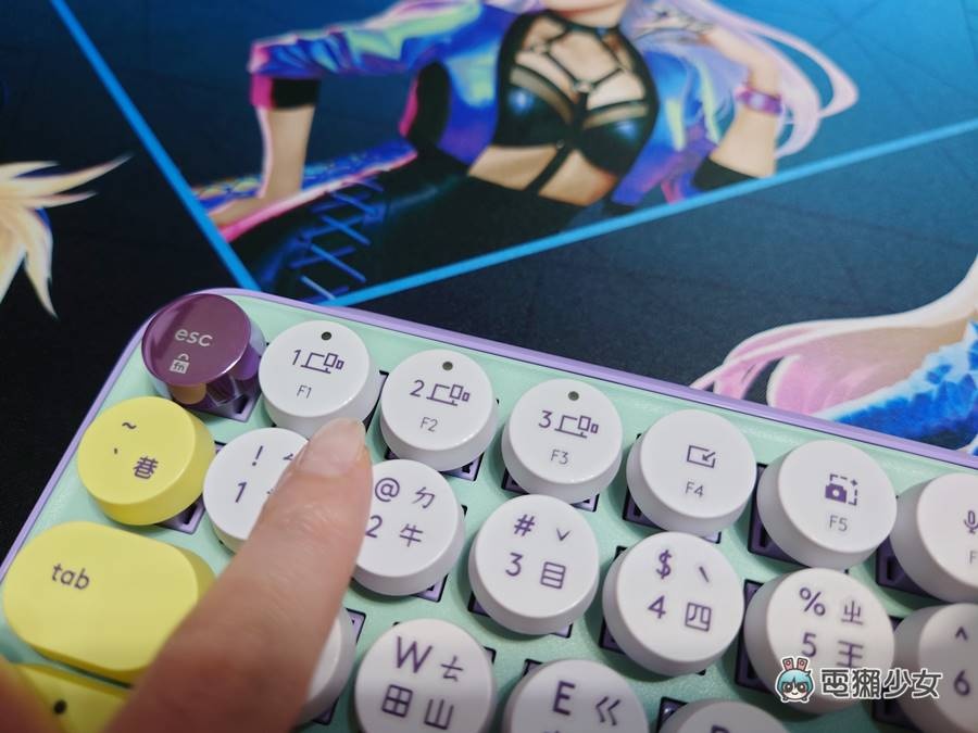 开箱|手机、平板都能同时连线!罗技大胆配色 POP KEYS 充满表情符号的无线机械键盘世界 内容图8 潮品文-大潮社旗下实时最新热点娱乐时尚数码等新闻资讯网站! 开箱|手机、平板都能同时连线!罗技大胆配色 POP KEYS 充满表情符号的无线机械键盘世界