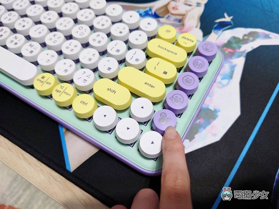 开箱|手机、平板都能同时连线!罗技大胆配色 POP KEYS 充满表情符号的无线机械键盘世界 内容图5 潮品文-大潮社旗下实时最新热点娱乐时尚数码等新闻资讯网站! 开箱|手机、平板都能同时连线!罗技大胆配色 POP KEYS 充满表情符号的无线机械键盘世界