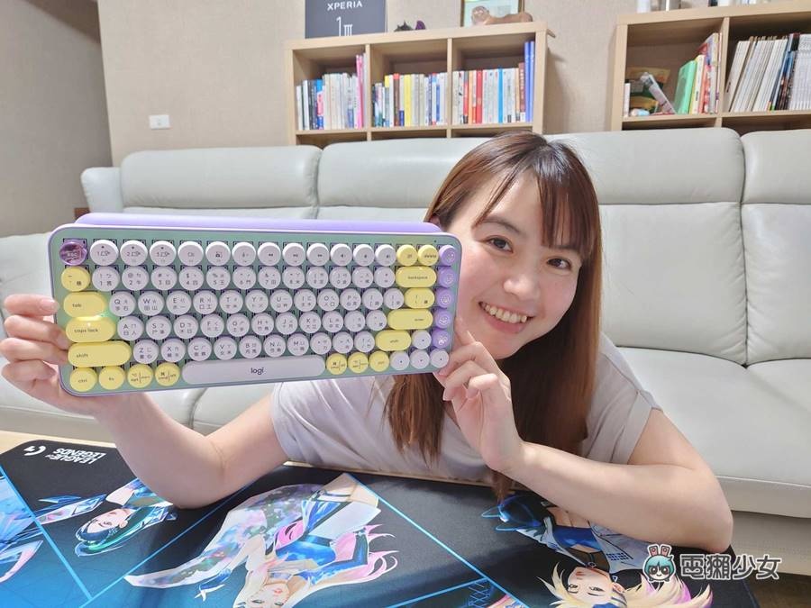 开箱|手机、平板都能同时连线!罗技大胆配色 POP KEYS 充满表情符号的无线机械键盘世界 内容图1 潮品文-大潮社旗下实时最新热点娱乐时尚数码等新闻资讯网站! 开箱|手机、平板都能同时连线!罗技大胆配色 POP KEYS 充满表情符号的无线机械键盘世界