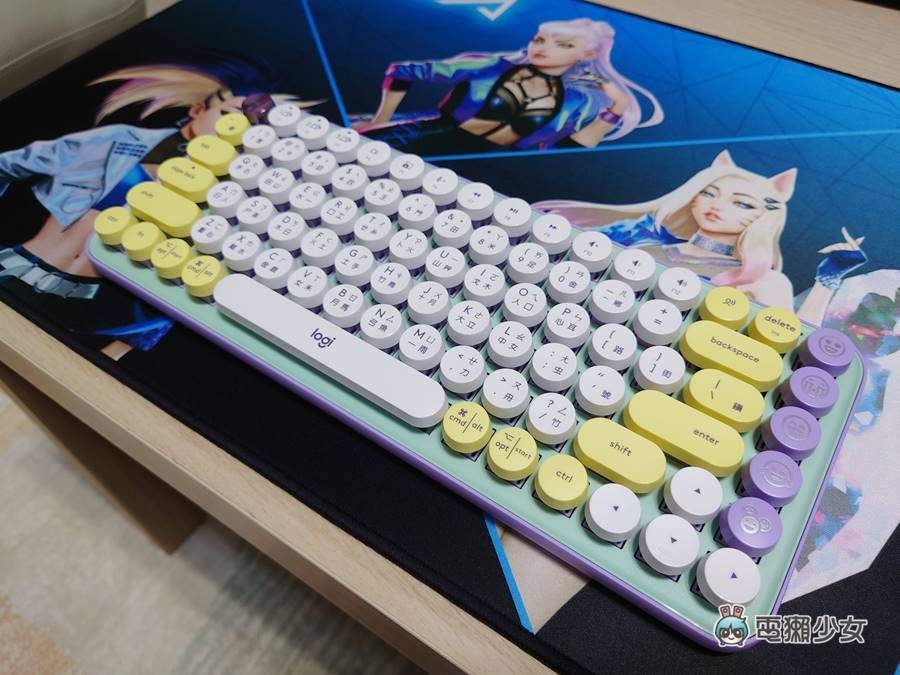 开箱|手机、平板都能同时连线!罗技大胆配色 POP KEYS 充满表情符号的无线机械键盘世界 内容图3 潮品文-大潮社旗下实时最新热点娱乐时尚数码等新闻资讯网站! 开箱|手机、平板都能同时连线!罗技大胆配色 POP KEYS 充满表情符号的无线机械键盘世界