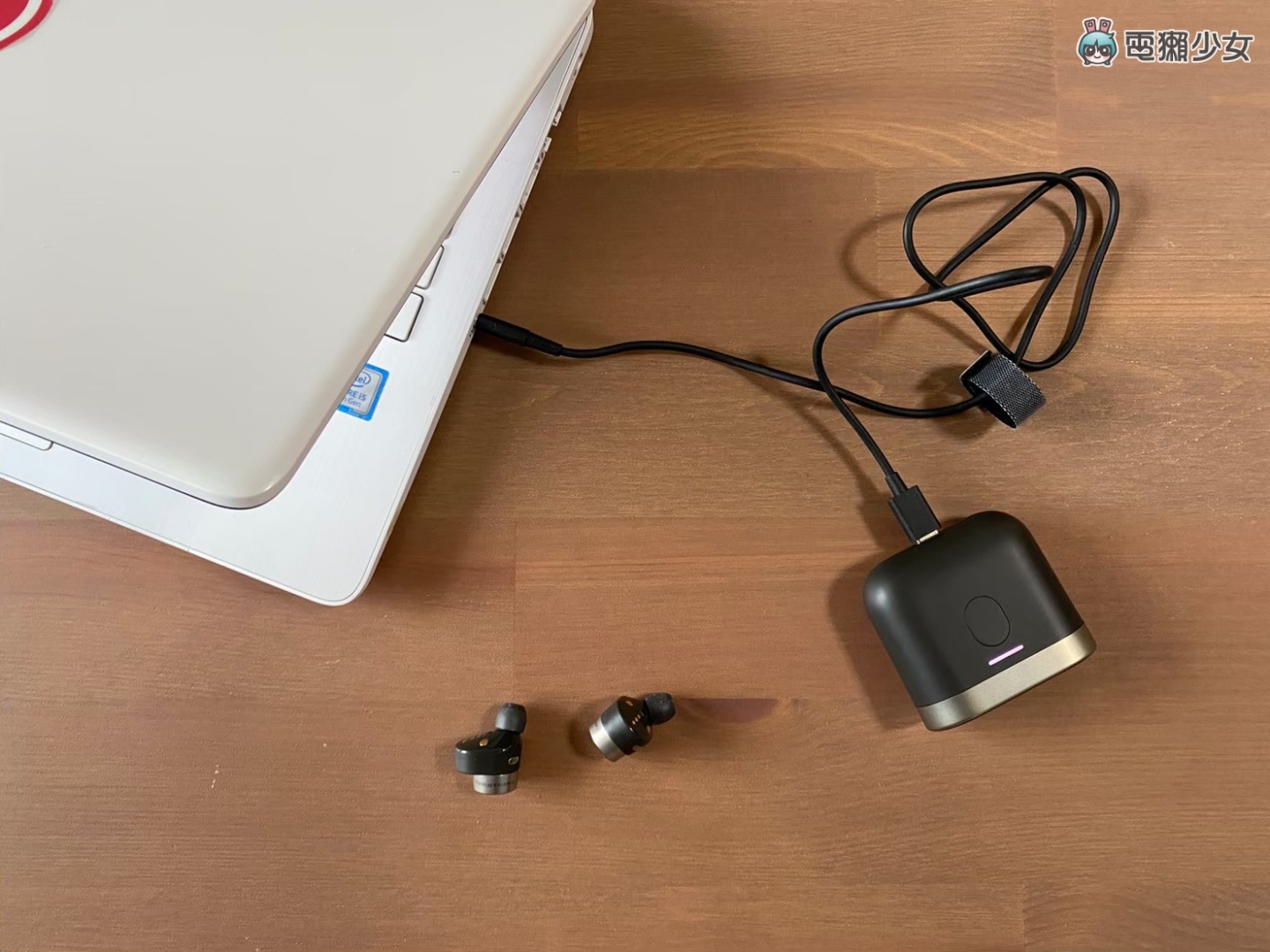 开箱|奢华耳机体验‘ Bowers & Wilkins PI7 ’音质超好 还能当蓝牙发射器 内容图15 潮品文-大潮社旗下实时最新热点娱乐时尚数码等新闻资讯网站! 开箱|奢华耳机体验‘ Bowers & Wilkins PI7 ’音质超好 还能当蓝牙发射器