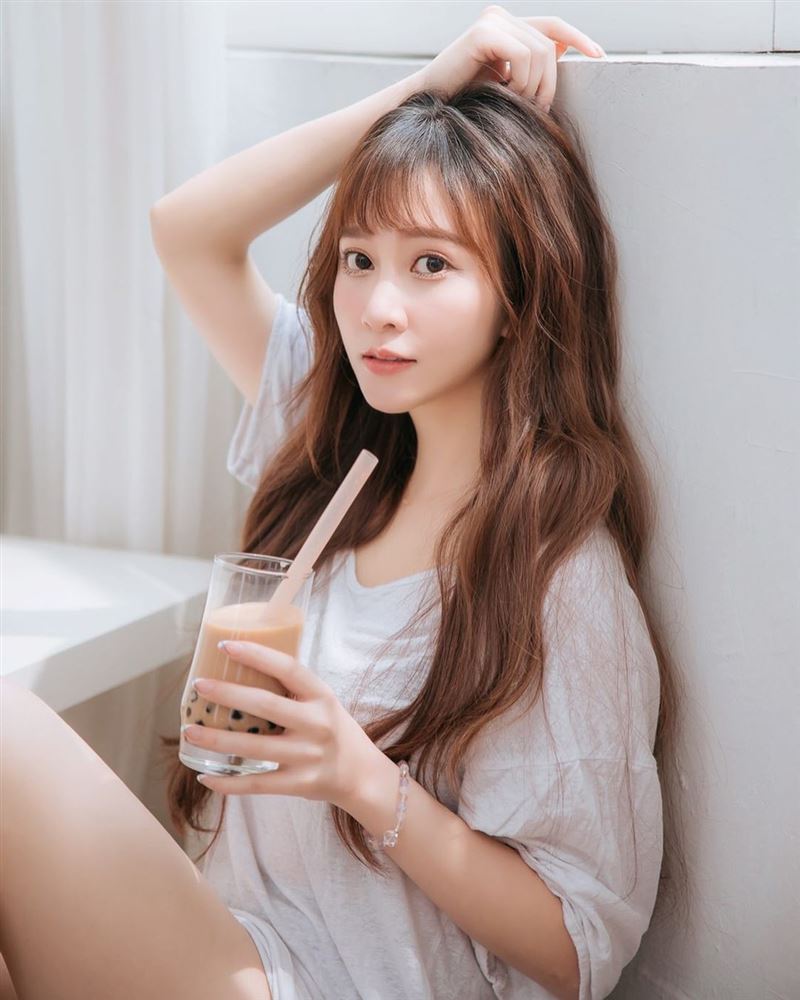 独家／曾被摄影嫌胖！混血女神穿深V内衣“犯规身材”网嗨 时尚资讯 图1张