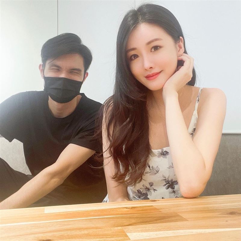 陈乃荣不要看！赖琳恩甜笑“私约男网友”细肩带妩媚露香肩 时尚资讯 图4张