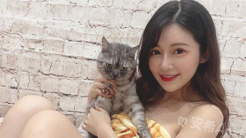 火辣巨胸外送员！百万辣模“特制制服”　安希狂炸丰满雪乳