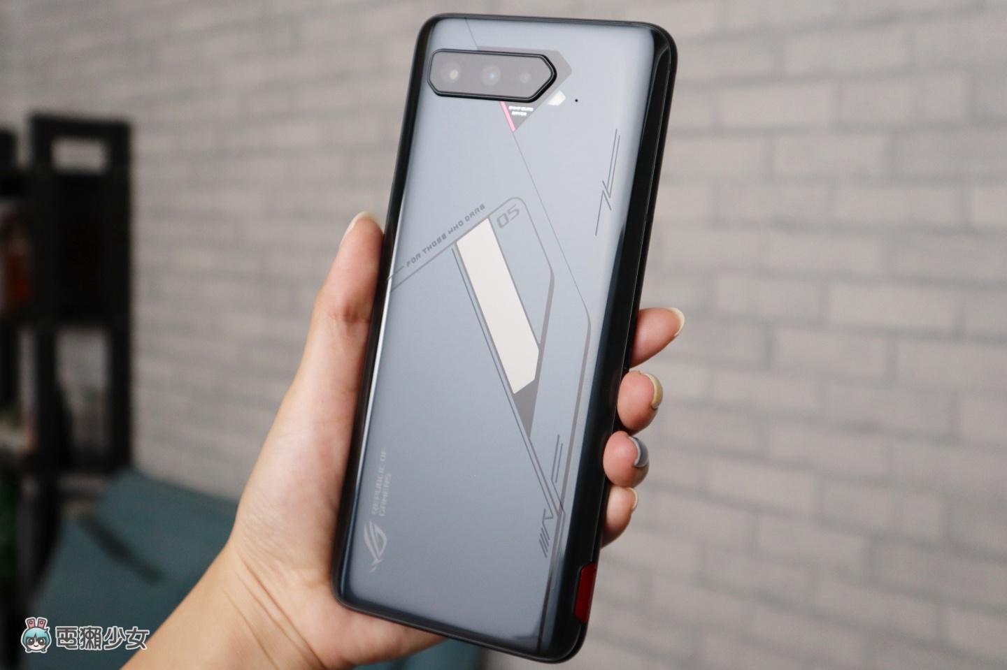 评测｜打手游用‘ ROG Phone 5s Pro ’助你更上一层楼！AirTrigger 5 让你每根手指头都有事情做！