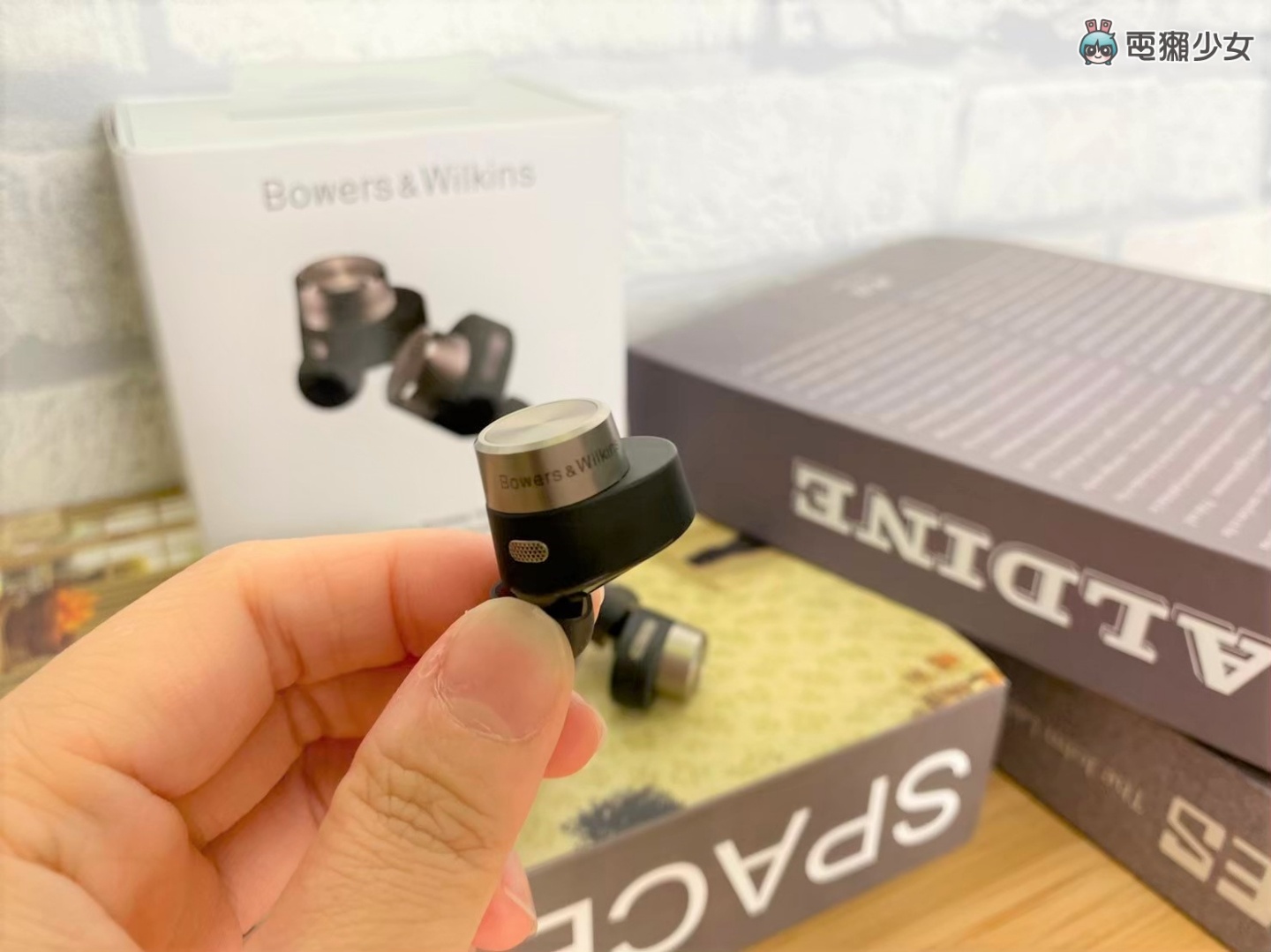 开箱|奢华耳机体验‘ Bowers & Wilkins PI7 ’音质超好 还能当蓝牙发射器 内容图12 潮品文-大潮社旗下实时最新热点娱乐时尚数码等新闻资讯网站! 开箱|奢华耳机体验‘ Bowers & Wilkins PI7 ’音质超好 还能当蓝牙发射器
