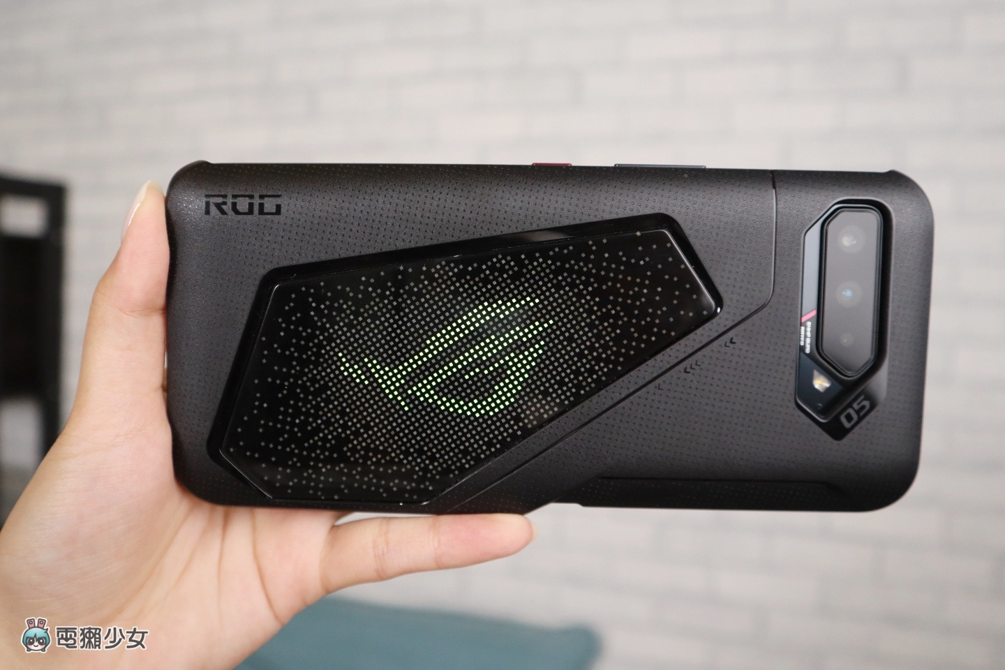 评测｜打手游用‘ ROG Phone 5s Pro ’助你更上一层楼！AirTrigger 5 让你每根手指头都有事情做！