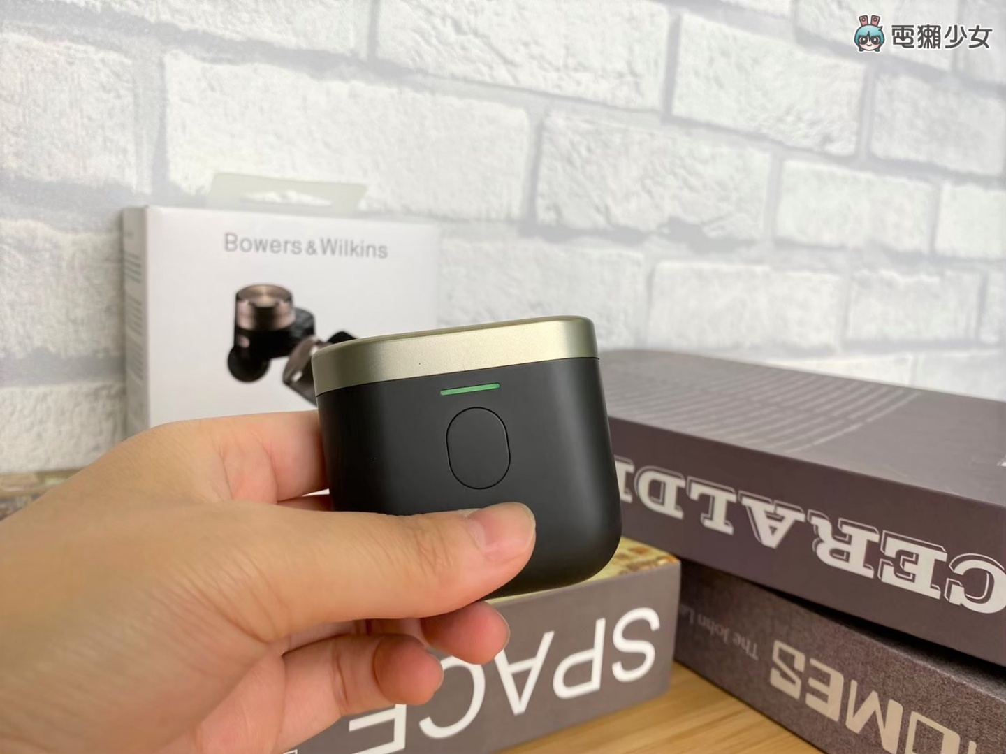 开箱|奢华耳机体验‘ Bowers & Wilkins PI7 ’音质超好 还能当蓝牙发射器 内容图5 潮品文-大潮社旗下实时最新热点娱乐时尚数码等新闻资讯网站! 开箱|奢华耳机体验‘ Bowers & Wilkins PI7 ’音质超好 还能当蓝牙发射器