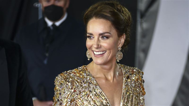 凯特王妃美过女主角!晒超深V双峰闪爆《007》首映红毯