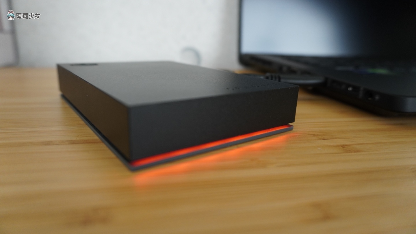 开箱|我的外接硬碟超炫!Seagate FireCuda Gaming Hub 大容量 还有超帅电竞灯效 内容图16 潮品文-大潮社旗下实时最新热点娱乐时尚数码等新闻资讯网站! 开箱|我的外接硬碟超炫!Seagate FireCuda Gaming Hub 大容量 还有超帅电竞灯效