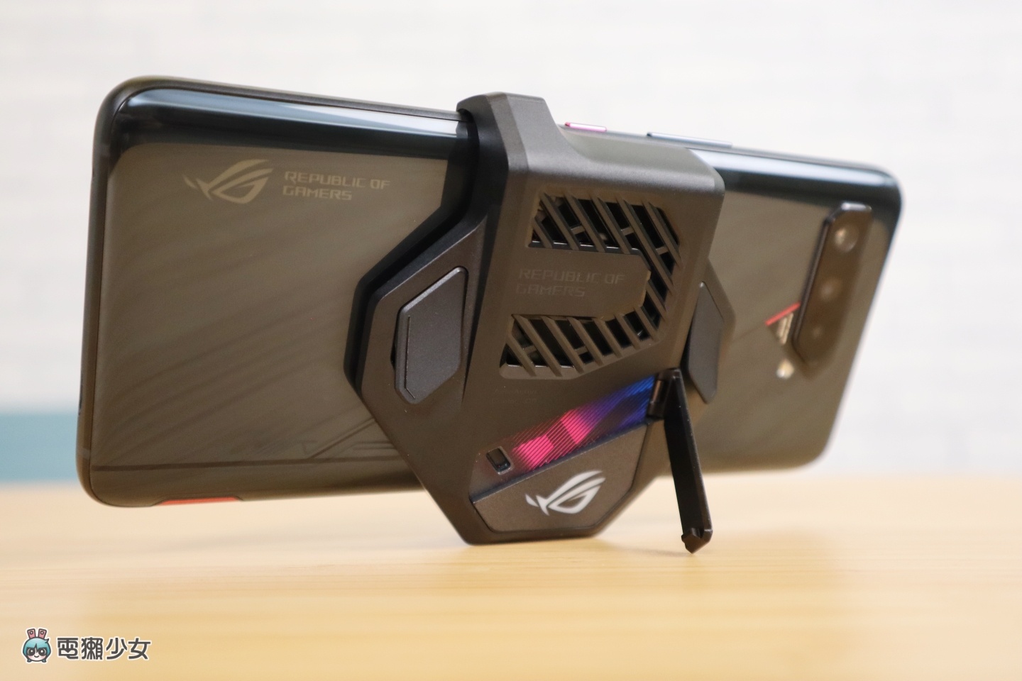 评测｜打手游用‘ ROG Phone 5s Pro ’助你更上一层楼！AirTrigger 5 让你每根手指头都有事情做！