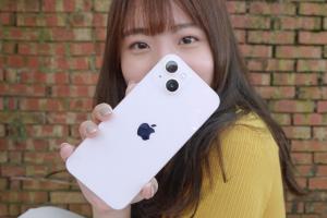开箱｜iPhone 13 粉色萌感爆棚！电影级模式好拍吗？续航如何？手机壳能否共用？热门问题来解答！