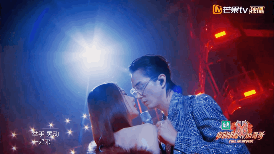 李承铉、戚薇合唱《天上飞》超欲！ 对视、抚摸、挑眉暗示...真夫妻的营业绝了 娱乐资讯 图4张