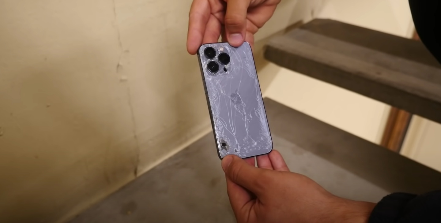 iPhone 13 Pro 与 Nokia 3310 谁更耐摔?来看国外 YouTuber 从 20 楼丢下的实测结果 内容图6 潮品文-大潮社旗下实时最新热点娱乐时尚数码等新闻资讯网站! iPhone 13 Pro 与 Nokia 3310 谁更耐摔?来看国外 YouTuber 从 20 楼丢下的实测结果