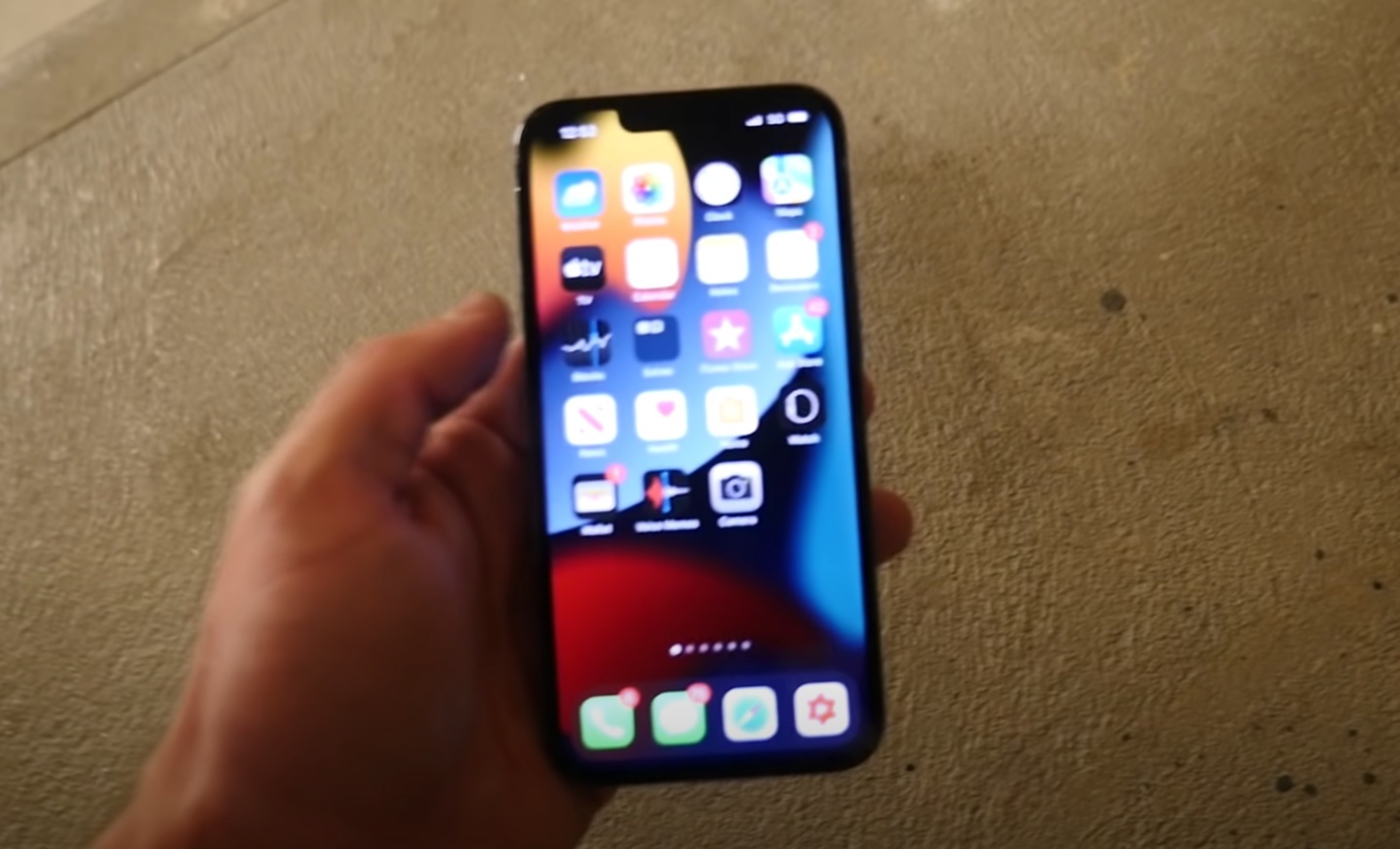 iPhone 13 Pro 与 Nokia 3310 谁更耐摔?来看国外 YouTuber 从 20 楼丢下的实测结果 内容图2 潮品文-大潮社旗下实时最新热点娱乐时尚数码等新闻资讯网站! iPhone 13 Pro 与 Nokia 3310 谁更耐摔?来看国外 YouTuber 从 20 楼丢下的实测结果