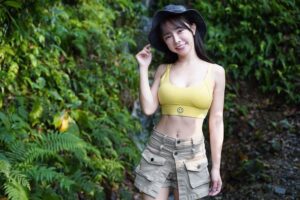 乳香四溢！饱满雪胸蹦紧马甲　巫苡萱甜笑拿出“纯白奶”