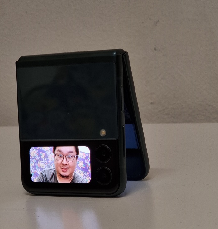 Review I Galaxy Z Flip3 可玩性很高！唯一不足电池不给力！ 更多热点 图13张