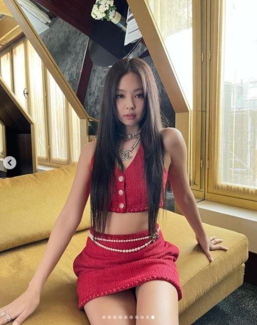 人间香奈儿上线！火辣中空露“雪白腰间”坐下裙子短到走光 时尚资讯 图3张