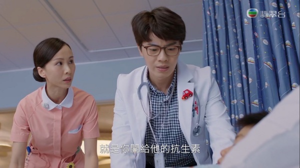 《星空下的仁医》女星疑真空上阵直播！紧抱枕头护胸 娱乐资讯 图3张