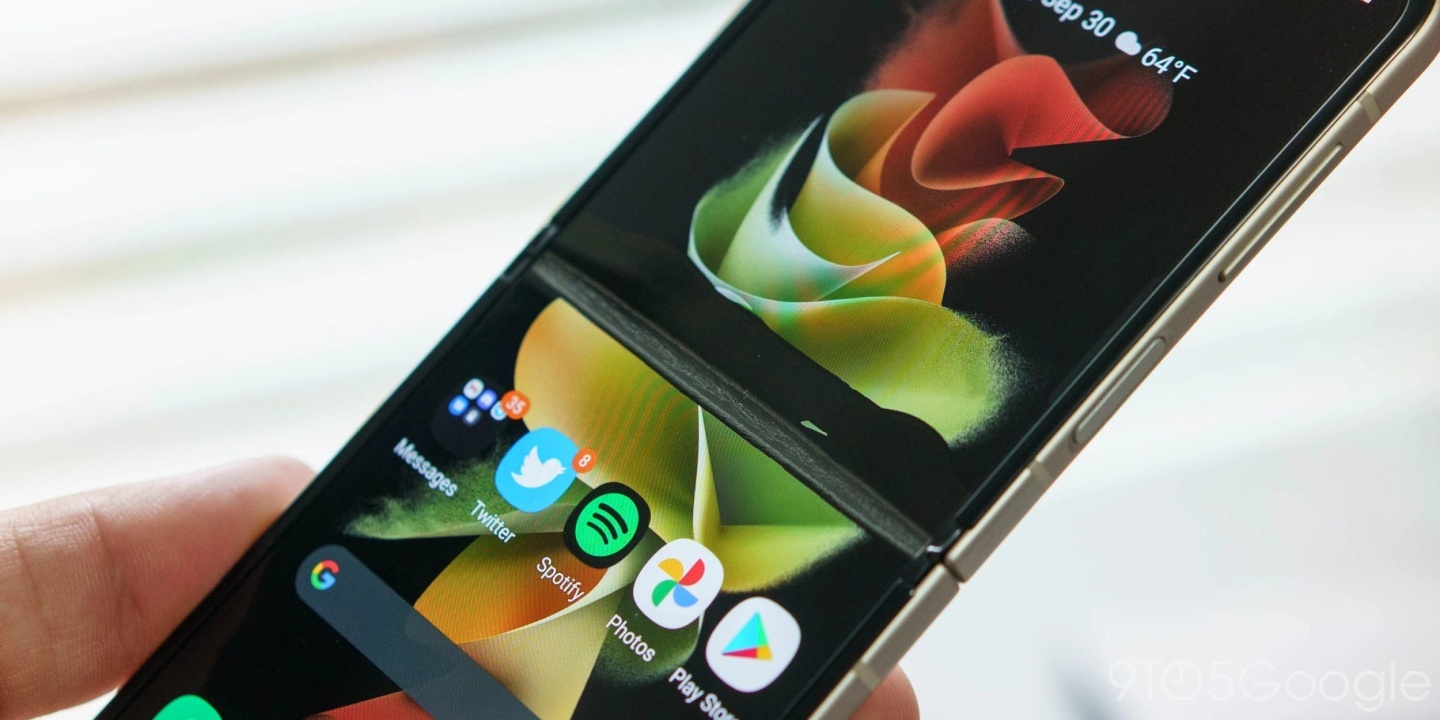 三星折叠手机‘ 耐用性 ’遭质疑,三星释出测试影片来证明其耐用程度 内容图1 潮品文-大潮社旗下实时最新热点娱乐时尚数码等新闻资讯网站! 三星折叠手机‘耐用性’遭质疑,三星释出测试影片来证明其耐用程度