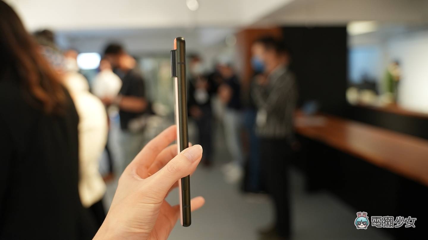 出门|Google Pixel 6 实机颜色长这样!粉嫩色系与外观细看上手玩 内容图7 潮品文-大潮社旗下实时最新热点娱乐时尚数码等新闻资讯网站! 出门|Google Pixel 6 实机颜色长这样!粉嫩色系与外观细看上手玩